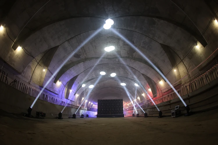 Oriq qizlar eshakda sikishadi