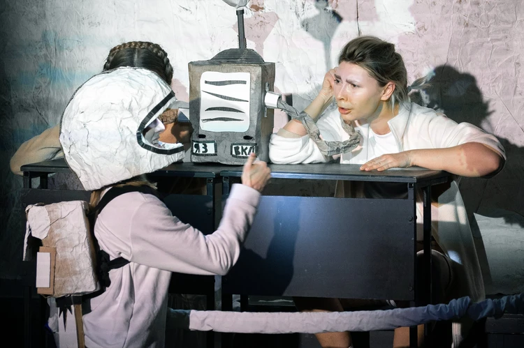 Ранец и шлем героини Екатерины Ганиной, а также аппарат связи с центром управления выполнены по эскизам ребят. Фото: Анна Садовникова.