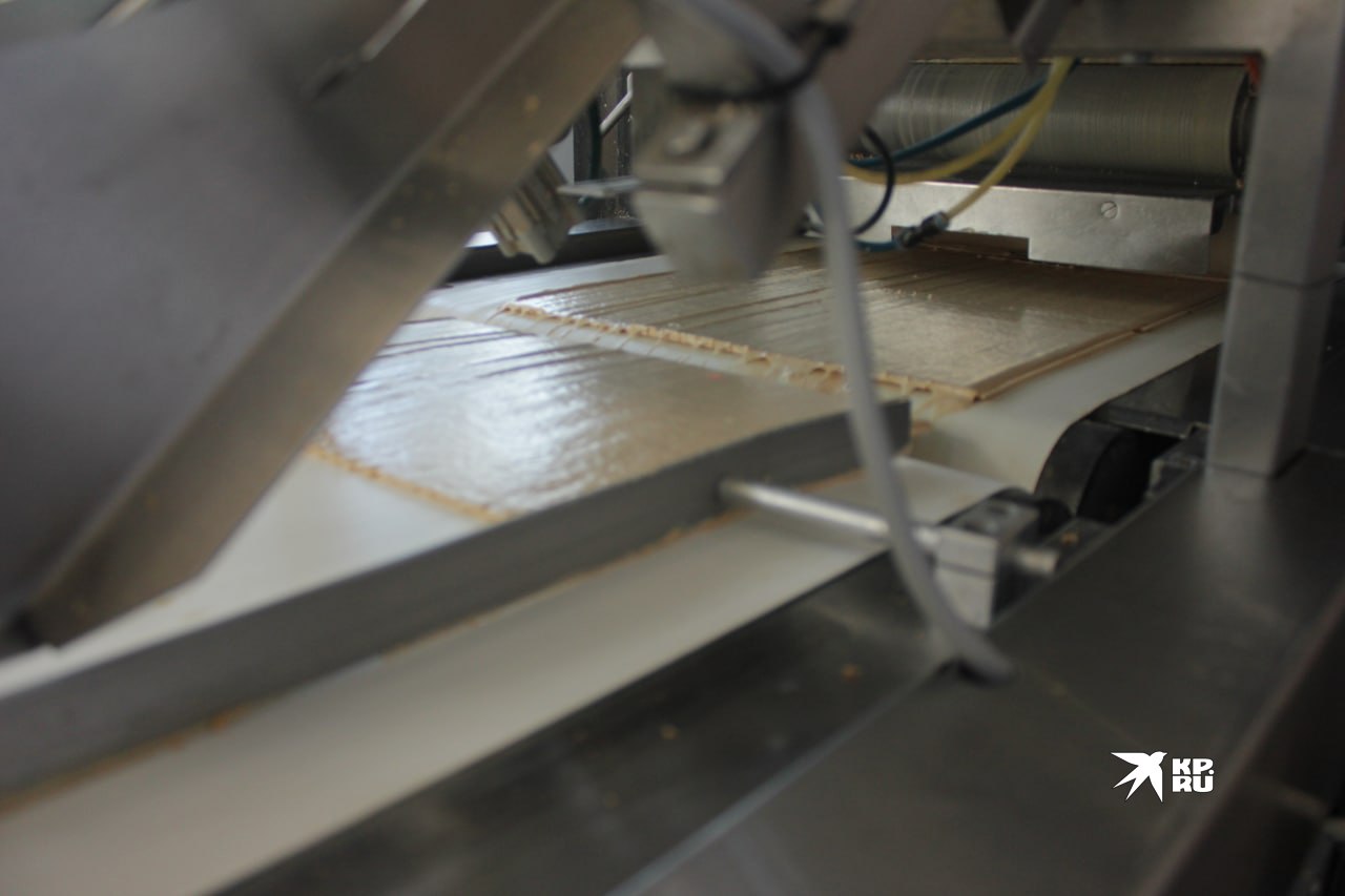 На этом этапе у вафельных конфет появляется сладкая прослойка.