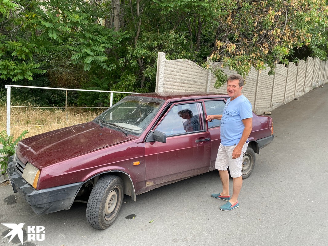 Сергей ездит на старой бордовой «девятке» с битым боком.