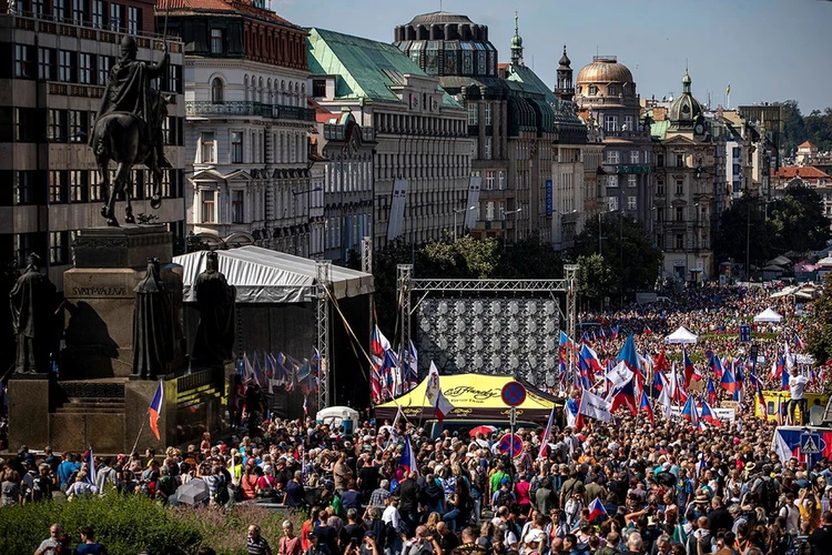 El 3 de septiembre, en Praga, la gente acudió a un mitin de 100.000 personas. Foto: MARTIN DIVISEK/TASS