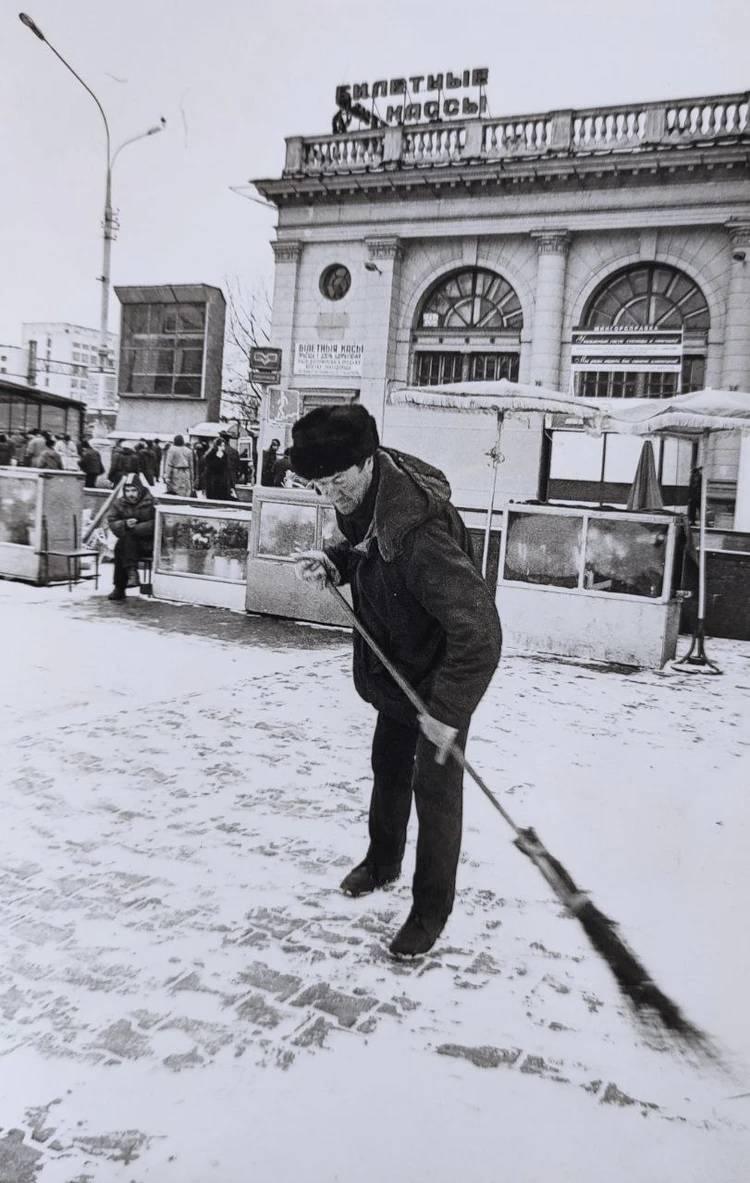 Редкие фото Минска 1990-х: советские вывески, площадь Независимости с  парковкой, толпы на Комаровке, «поле чудес» в Ждановичах, такси «Волга» и  ни одного «Макдональдса» - KP.RU