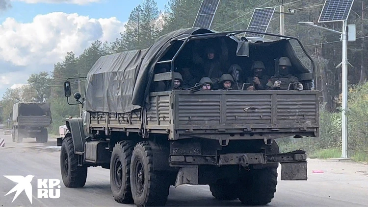 Два грузовика челночными рейсами возили резервы из тылового района под Кременную. Туда – с пехотой, обратно пустые. И так весь день.