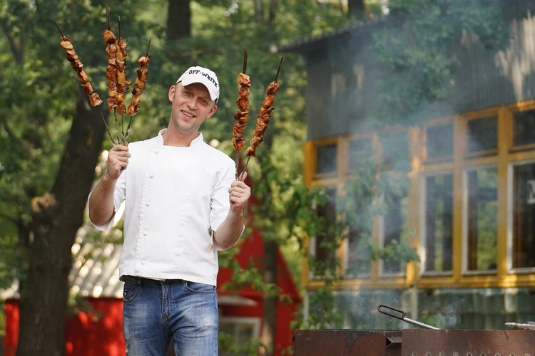 Сосед жарит шашлыки под окнами дома