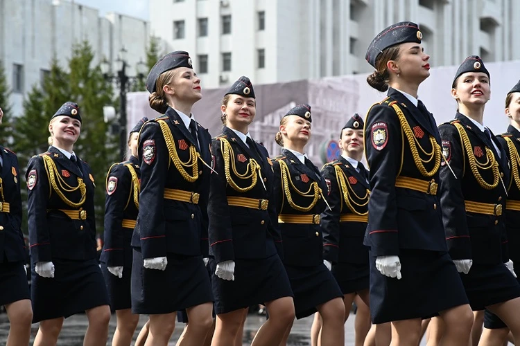 Женский полк на параде победы