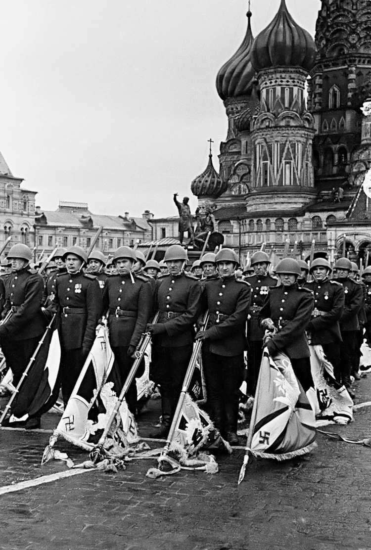 На Параде Победы 1945 года участники не хотели брать в руки фашистские  штандарты. Брезговали - KP.RU