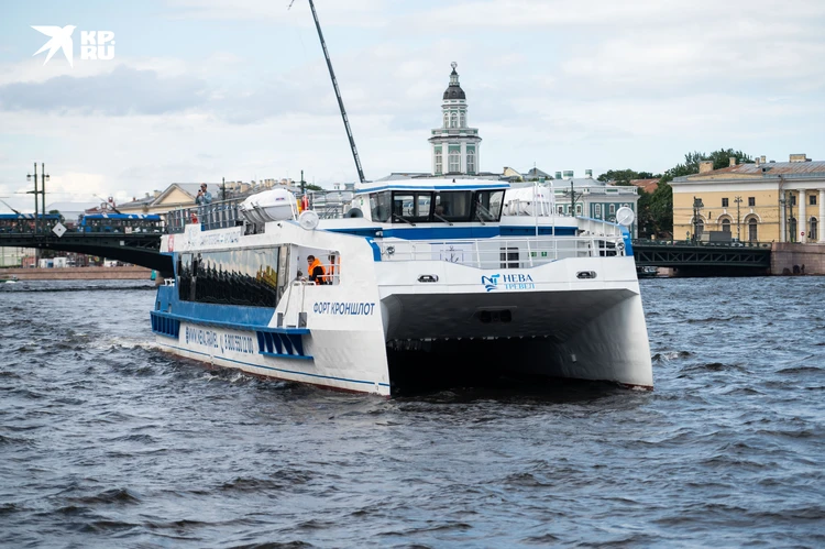 Из петербурга в кронштадт по воде. Катамаран Форт Кроншлот. Метеор корабль. Катамаран Кронштадт. Катамаран Питер.