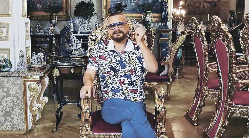 Andrey Kovalev je milovníkem palácových interiérů. Stejně jako Galkin je jeho dům vyzdoben rytířským brněním a starožitným nábytkem. Foto: Video screenshot