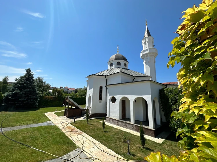 У семьи даже есть фамильная мечеть