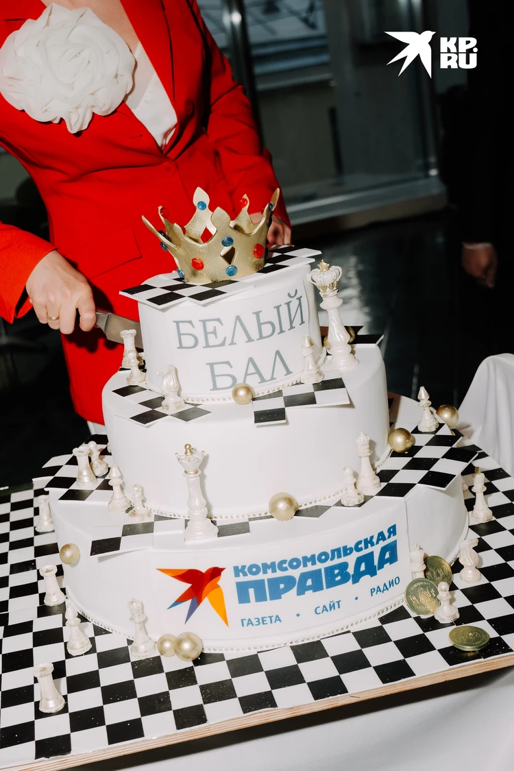 Трехуровневый торт - главный десерт на финал мероприятия. Фото: Павел ГАЛАКТИОНОВ