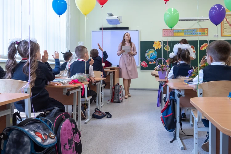 Владыка считает, что в школе детей не только учат, но и воспитывают.