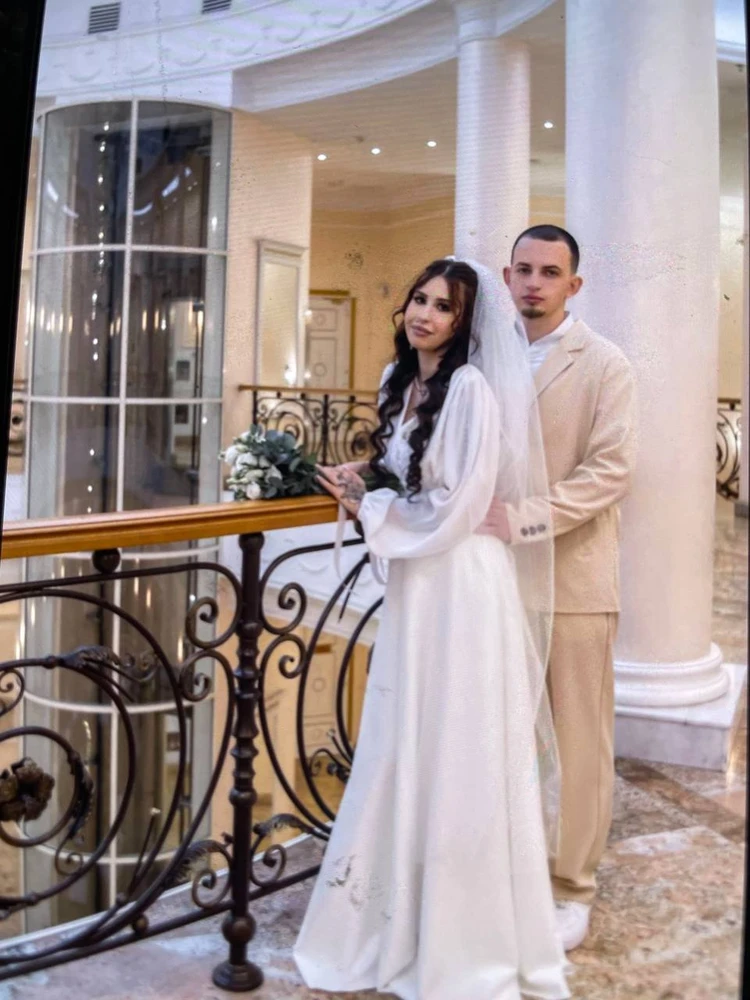 Кабиналардағы жалаңаш адамдардың бейнелерін қараңыз