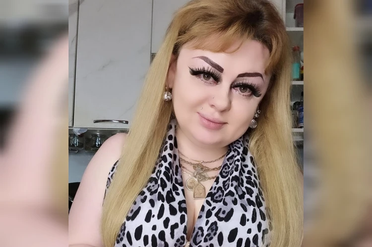 Әйел агент порно видеода жұптың сексіне қосылады. Балапан спермасын онлайн көру