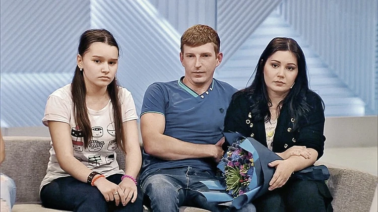 Валя (справа) с подросшей Аминой и "любовником Виктором", который ходил с ней по телешоу.