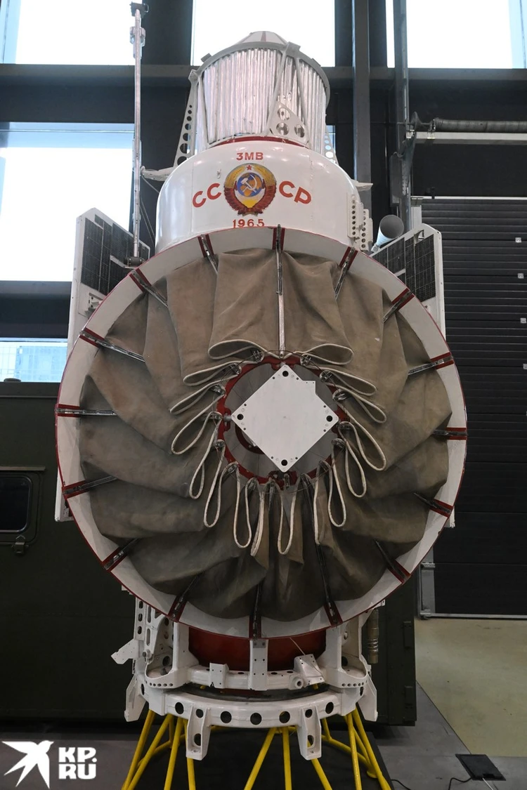 Технологический макет автоматической межпланетной станции 3МВ; в представленном варианте с фототелевизионной установкой на борту АМС «Зонд-3» в 1966 году впервые детально сфотографировала обратную сторону Луны, а «Венера-2» не долетела до Венеры. height=100% width=100%