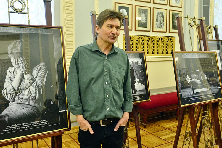 Биография Юрия Бутусова, российского режиссера: карьера, спектакли, жизнь  за границей - KP.RU