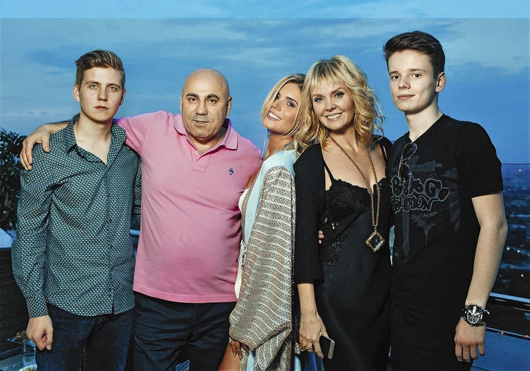 У Валерии трое детей, но младшенький Арсений стал самым популярным из них. Фото: соцсети певицы