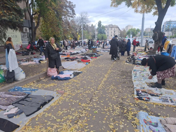 У продающих личные вещи бабушек обнаружили «руку Путина». Фото: КП