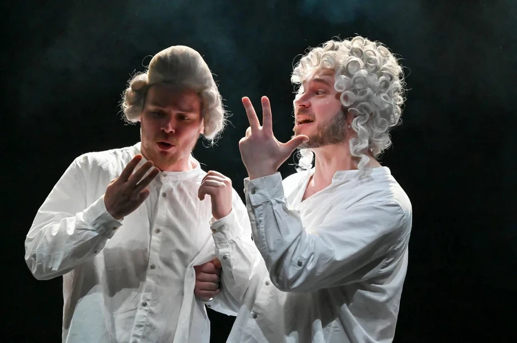 Выясняем с Бригеллой и Труффальдино - Александром Сметаниным и Антоном Ребро - как правильно показывать цифру «три».