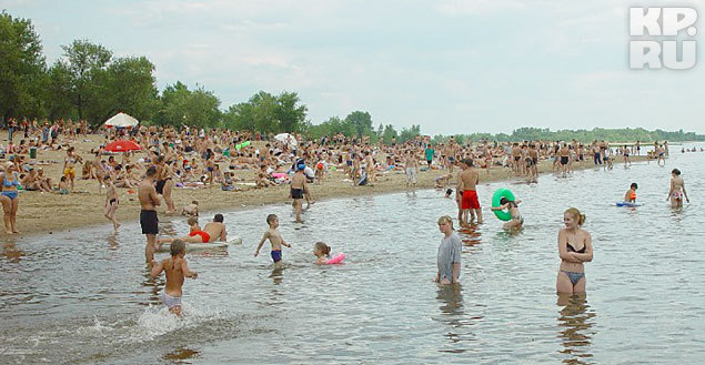 Хоть и далековато находится Сокольский пляж, зато здесь прозрачная и чистая вода.
