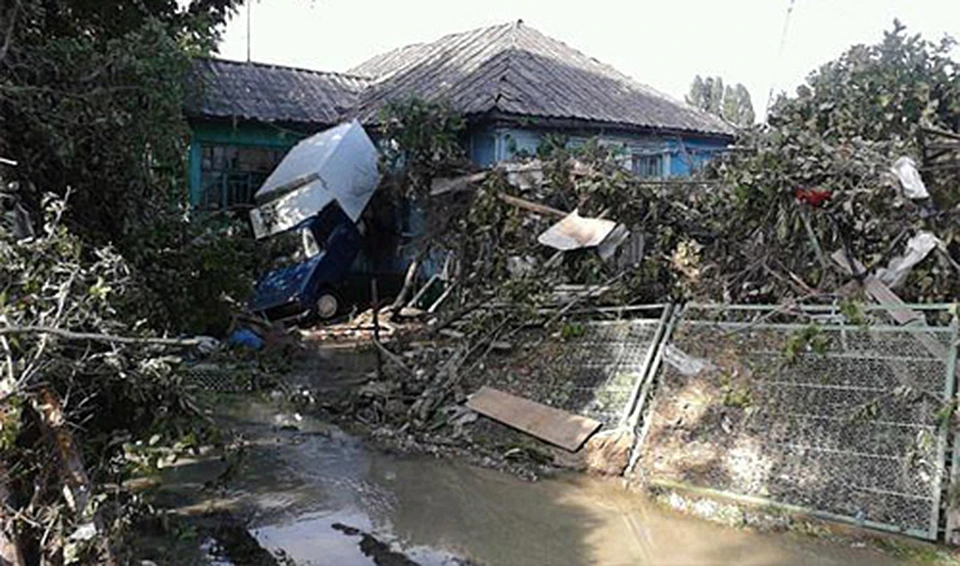 Во время наводнения на дома сносило даже тяжелые машины