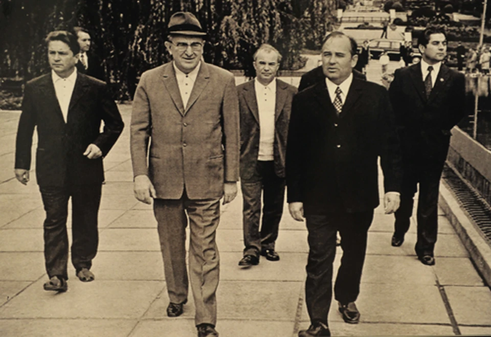На переднем плане Юрий Андропов (слева) и Михаил Горбачев. Пересъемка фотографии с выставки, посвященной 130-летию ФСО