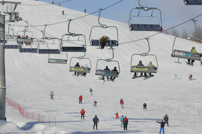 На подъемниках особенно нравится кататься начинающим лыжникам - высоко, безопасно и дух захватывает!