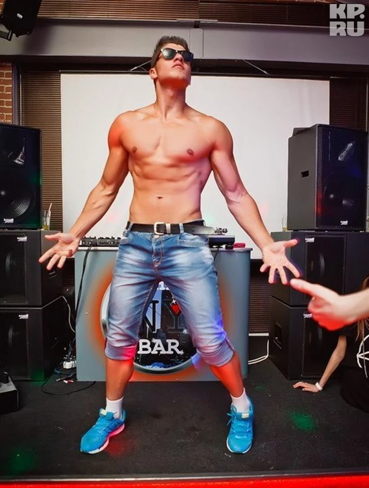 Бойжеткен конвульсивті түрде порно түсіреді