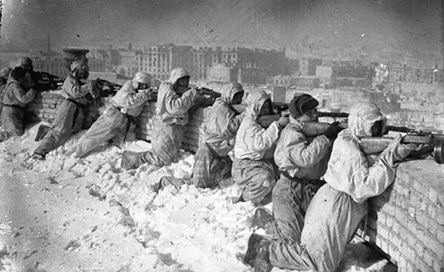 Советские автоматчики в Сталинграде. Январь 1943 года.