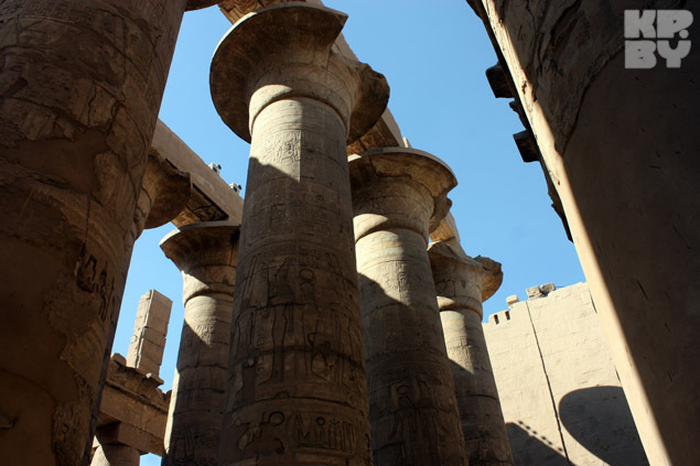 На столбах храма можно найти не только письмена древних египтян, но и вполне современные надписи.