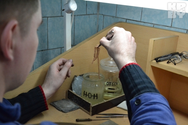 Золотую цепочку опускают в специальные растворы, чтобы лучше обрабатывать