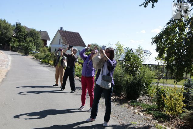 На Нарочь приезжает много иностранцев. Пока гуляли по деревне Наносы, встретили группу из Китая.