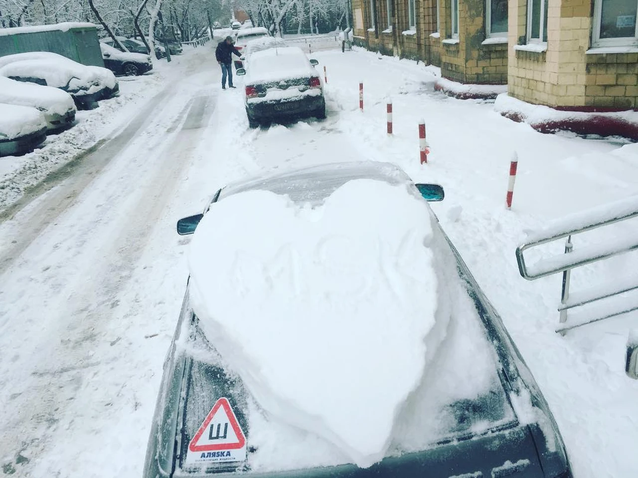 Снег в Москве: город встал в пробках, в аэропортах задержаны и отменены  больше 30 рейсов - KP.RU