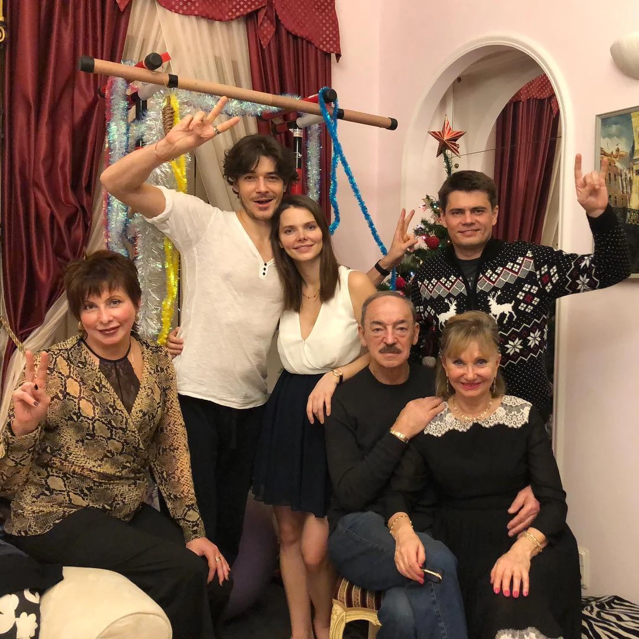 Елизавета Боярская показала новогоднее фото отца без шляпы и себя во всей  красе - KP.RU